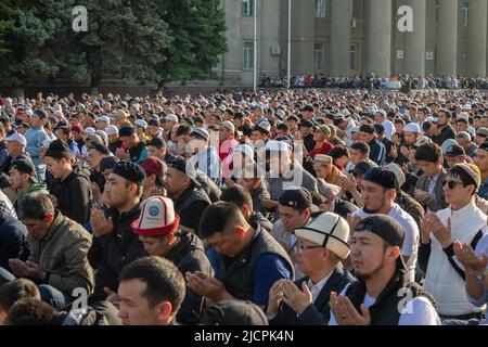 Bichkek, Kirghizistan - 1 mai 2022 : prières musulmanes célébrant l'Eid al-Fitr qui marque la fin du mois du Ramadan sur la place centrale de la ville de Bichkek Banque D'Images