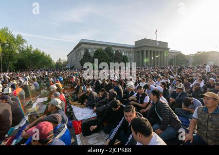 Bichkek, Kirghizistan - 1 mai 2022 : prières musulmanes célébrant l'Eid al-Fitr qui marque la fin du mois du Ramadan sur la place centrale de la ville de Bichkek Banque D'Images