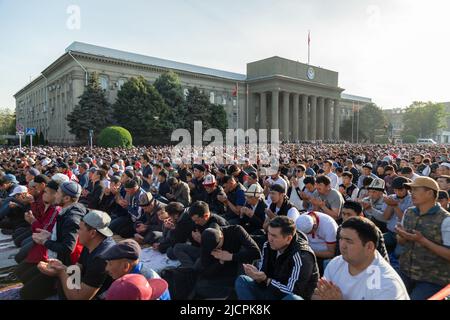 Bichkek, Kirghizistan - 1 mai 2022 : prières musulmanes célébrant l'Eid al-Fitr qui marque la fin du mois du Ramadan sur la place centrale de la ville de Bichkek Banque D'Images