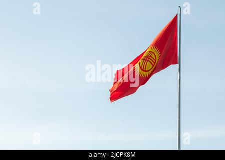 Drapeau du Kirghizistan sur un mât Banque D'Images