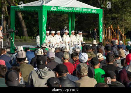 Bichkek, Kirghizistan - 1 mai 2022 : prières musulmanes célébrant l'Eid al-Fitr qui marque la fin du mois du Ramadan sur la place centrale de la ville de Bichkek Banque D'Images