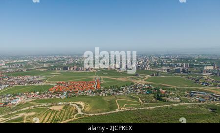 Vue aérienne de la ville de Bishkek depuis les montagnes Banque D'Images