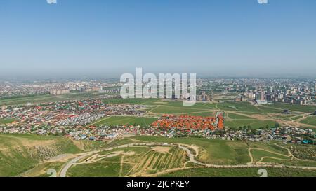 Vue aérienne de la ville de Bishkek depuis les montagnes Banque D'Images