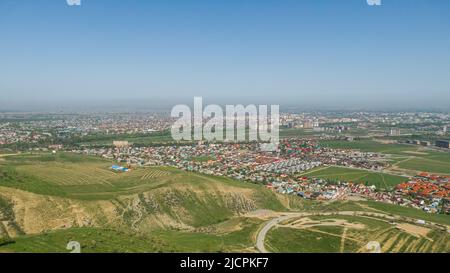 Vue aérienne de la ville de Bishkek depuis les montagnes Banque D'Images