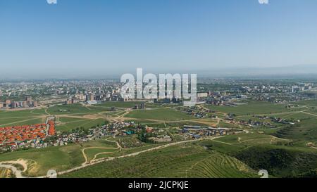 Vue aérienne de la ville de Bishkek depuis les montagnes Banque D'Images