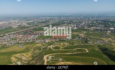 Vue panoramique aérienne de la ville de Bishkek depuis les montagnes Banque D'Images