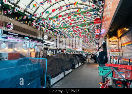 Séoul, Corée du Sud - 10 avril 2022 : à l'intérieur du marché de Gwangjang à Séoul. Les gens magasinent de la nourriture coréenne au marché de Gwangjang Banque D'Images