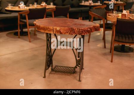 Table ronde en bois de résine époxy faite à la main. Mobilier en bois récupéré et table à bords vivants en arbres tombés Banque D'Images