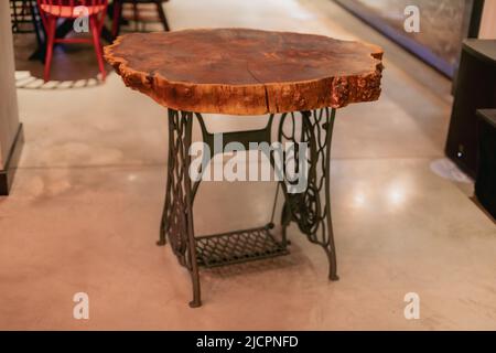 Table ronde en bois de résine époxy faite à la main. Mobilier en bois récupéré et table à bords vivants en arbres tombés Banque D'Images