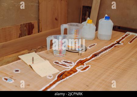 Outils de création de résine époxy. Procédé de fabrication d'une table de résine et de bois d'artisanat. Banque D'Images