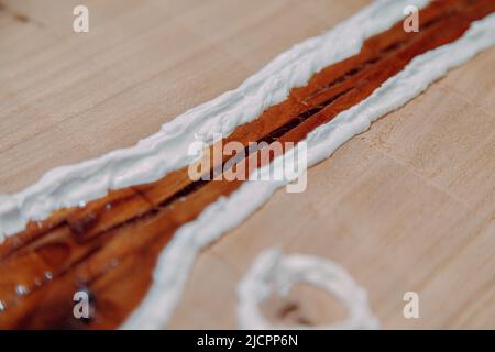 Gros plan de la résine époxy séchée dans la table en bois. Procédé de fabrication d'une table de résine et de bois d'artisanat Banque D'Images