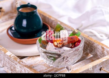 Variétés de délices turcs dans des bols en verre. Spécialités turques traditionnelles. Concept de célébration. Ramazan bayrami. KUrban bayrami. Gros plan Banque D'Images