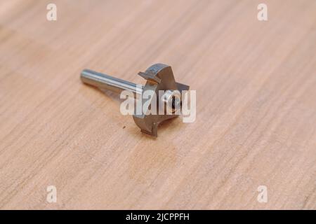 Foret à aléser en acier pour fraise sur une table en bois Banque D'Images