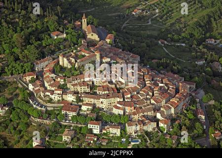 France, Var, Callian est un village perché sur une colline dans l'arrière-pays du Var, pays de Fayence, (photo aérienne) Banque D'Images