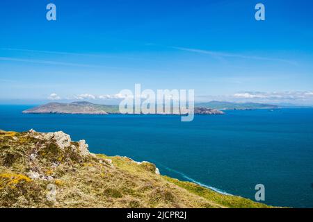 Vue sur la mer bleue et calme jusqu'à la péninsule de Llyn depuis la montagne Mynydd Enlli sur Ynys Enlli ou l'île Bardsey sur la côte ouest du pays de Galles. Gwynedd, nord du pays de Galles, Royaume-Uni Banque D'Images