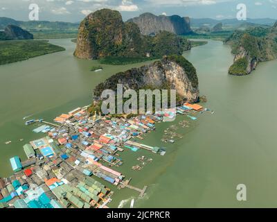 Vue aérienne du village de Koh Panyee dans la baie de Phang Nga, Thaïlande Banque D'Images