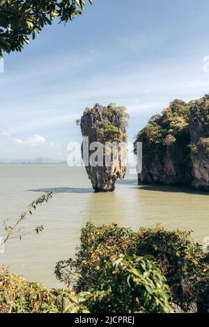 Calcaire isolé dans l'île de Hong, dans la baie de Phang Nga, en Thaïlande Banque D'Images