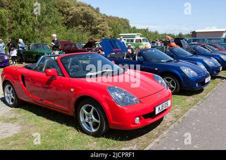 Vue des trois quarts avant d'une Toyota MR2 rouge 2006 exposée au Deal Classic car Show 2022 Banque D'Images