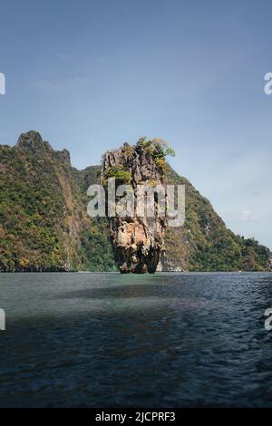 Calcaire isolé dans l'île de Hong, dans la baie de Phang Nga, en Thaïlande Banque D'Images