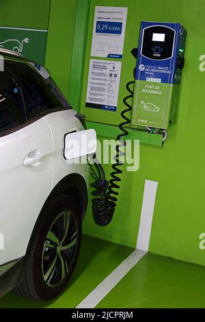 Point de recharge pour voiture électrique, en service, dans le parking souterrain de Tarragone Banque D'Images