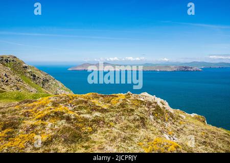 Vue sur la mer bleue et calme jusqu'à la péninsule de Llyn depuis la montagne Mynydd Enlli sur Ynys Enlli ou l'île Bardsey sur la côte ouest du pays de Galles. Gwynedd, nord du pays de Galles, Royaume-Uni Banque D'Images