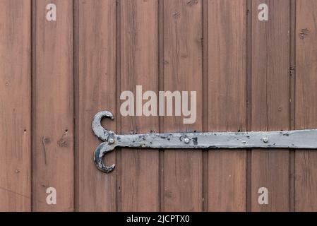 Ancienne fixation métallique sur une porte en bois pour l'arrière-plan avec espace de copie Banque D'Images