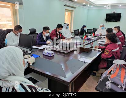 Londres, Royaume-Uni. 15th juin 2022. Les membres de l'équipe médicale chinoise tiennent une réunion avec leurs homologues koweïtiens dans le gouvernorat de Mubarak Al-Kabeer, au Koweït, sur 29 avril 2020. Credit: Xinhua/Alay Live News Banque D'Images