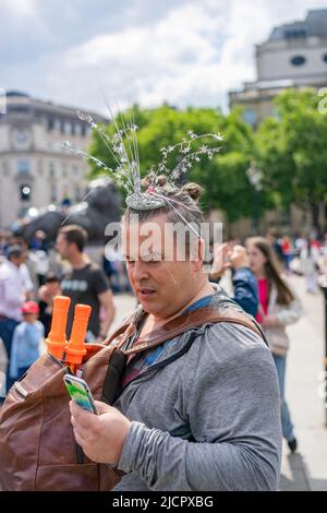 Touriste à Londres portant un tiara tenant un téléphone portable Banque D'Images