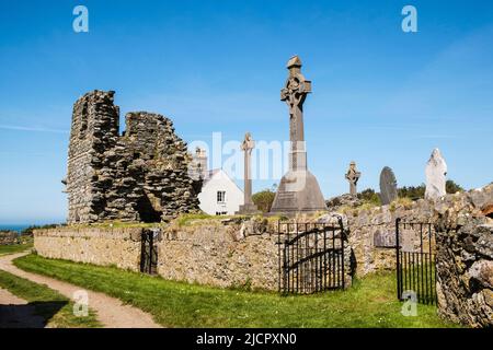 Les ruines de l'abbaye de St Mary sur l'île Ynys Enlli ou Bardsey, péninsule de Llyn, Gwynedd, au nord du pays de Galles, au Royaume-Uni, Grande-Bretagne. La fin du sentier de la route des pèlerins du nord du pays de Galles Banque D'Images