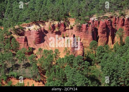 France, Vaucluse, Roussillon, site ocre village étiqueté 'les plus beaux villages de France', (photo aérienne) Banque D'Images