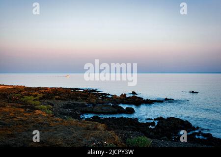 Plage typique avec lave dans la mer de Linosa une des îles Pelagie dans le canal de Sicile de la mer Méditerranée Banque D'Images