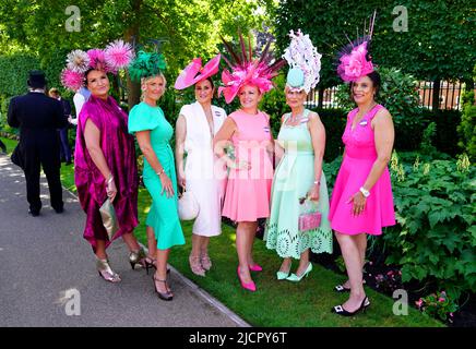 Vivienne Jenner, Rachel Ellis Oates et d'autres pilotes posent pour une photo alors qu'ils arrivent en avant du deuxième jour de Royal Ascot à l'hippodrome d'Ascot. Date de la photo: Mercredi 15 juin 2022. Banque D'Images