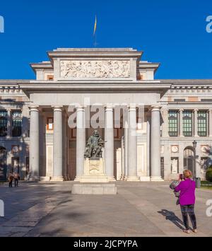 Madrid, Espagne - 25th avril 2022. Une femme photographiant la statue de Velázquez (1899, Aniceto Marinas Garcia) devant le Musée du Prado, Madrid. Banque D'Images