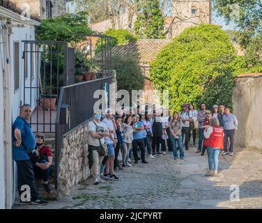 Un guide interprétant la ville médiévale de Trujillo, Extramadura, Espagne à un groupe de touristes. Banque D'Images