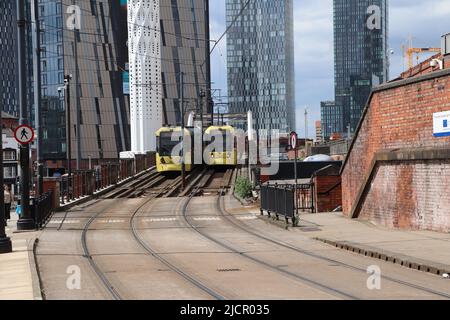 Tramways jaunes du métro passant, Manchester. ROYAUME-UNI Banque D'Images