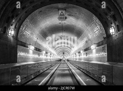 Longue exposition du long Elb tunnel à Hambourg, Allemagne. Banque D'Images