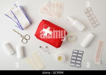 Assortiment de kits de premiers soins d'urgence sur table blanche. Composition horizontale. Vue de dessus. Banque D'Images