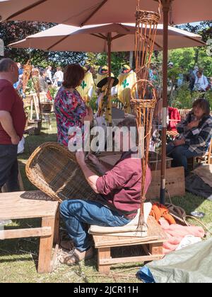 Beervelde, Belgique, 08 mai 2022, basket weaver fait une démonstration lors d'une journée de jardin Banque D'Images