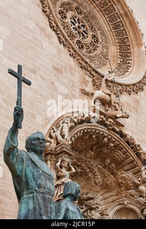 Statue missionnaire Junipero Serra. San Francisco façade église de Majorque. Espagne Banque D'Images