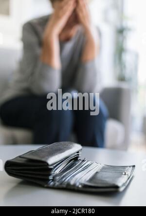 Une femme âgée désespérante et mécontente de la hausse du coût de la vie Banque D'Images