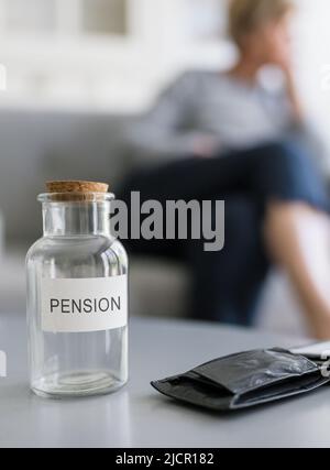 Une femme âgée désespérante et mécontente de la hausse du coût de la vie Banque D'Images