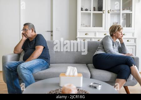 Contrarié couple senior à la maison dans la salle de séjour ayant un argument Banque D'Images