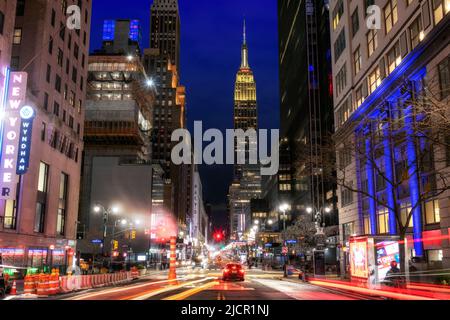 Rue Night City à New York, Manhattan, États-Unis Banque D'Images