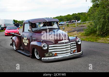 Un bâton chaud, fabriqué à partir d'un camion 3100 de Chevrolet marron, 1950, exposé au salon de l'auto Deal Classic 2022 Banque D'Images