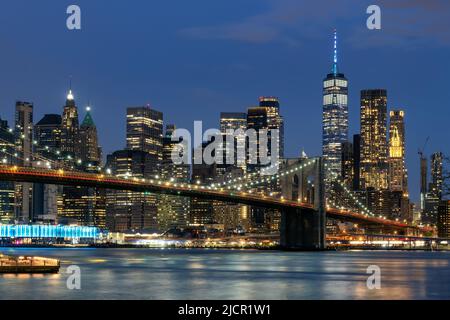 Horizon de Manhattan et pont de Brooklyn la nuit à New York Banque D'Images