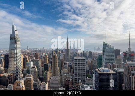 Horizon de New York au coucher du soleil. Gratte-ciels de Manhattan dans le centre-ville de New York, États-Unis. Banque D'Images