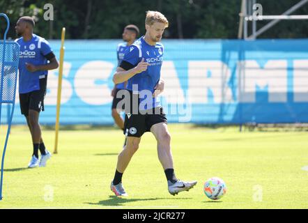 Bielefeld, Allemagne. 15th juin 2022. Football, 2nd Bundesliga, Arminia Bielefeld. Le nouvel arrivant Oliver Hüsing s'entraîne avec le ballon. Credit: Friso Gentsch/dpa/Alay Live News Banque D'Images