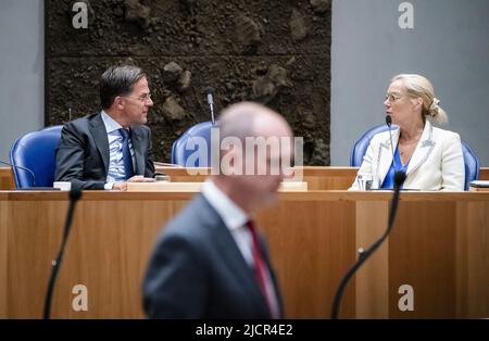 2022-06-15 12:29:42 LA HAYE - Premier ministre Mark Rutte, Gert-Jan Segers (ChristenUnie) et Sigrid Kaag, ministre des Finances, au cours du débat avec la Chambre des représentants sur les plans budgétaires pour l'année prochaine qui sont inclus dans le Mémorandum de printemps. Le budget a été converti en milliards d'euros, mais la pression sur le cabinet augmente pour faire plus pour les dépenses des ménages les plus pauvres. ANP BART MAAT pays-bas hors - belgique hors Banque D'Images