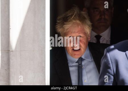 Londres, Royaume-Uni. 15th juin 2022. Le Premier ministre britannique Boris Johnson quitte le 10 Downing Street pour les QPM à la Chambre des communes. Crédit: Wiktor Szymanowicz/Alamy Live News Banque D'Images
