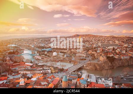 Tbilissi, Géorgie. Top vue sur les sites célèbres au coucher du soleil de printemps. Paysage urbain de la capitale géorgienne. Palais de justice, Pont de la paix, concert Banque D'Images